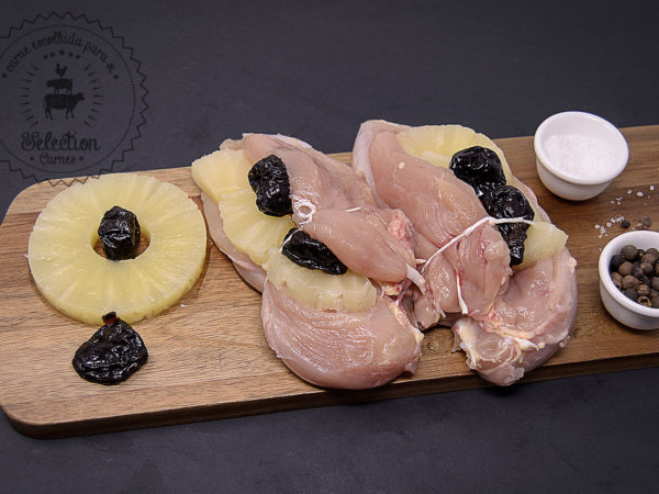 Peito de frango recheado com ananás e ameixa